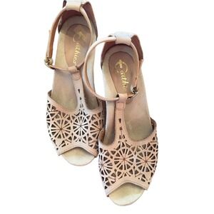 Earthies Womens Nude Leather Laser Cut T-Strap Wedge Sandals Beige Open Toe 5.5